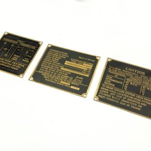 Jeu de plaques signalétiques en laiton début de guerre (F)